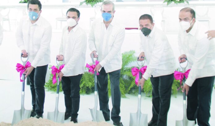 Luis Abinader da primer picazo de dos hoteles Miches