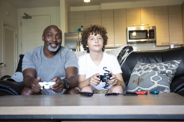 Peter y Anthony jugando videojuegos.
