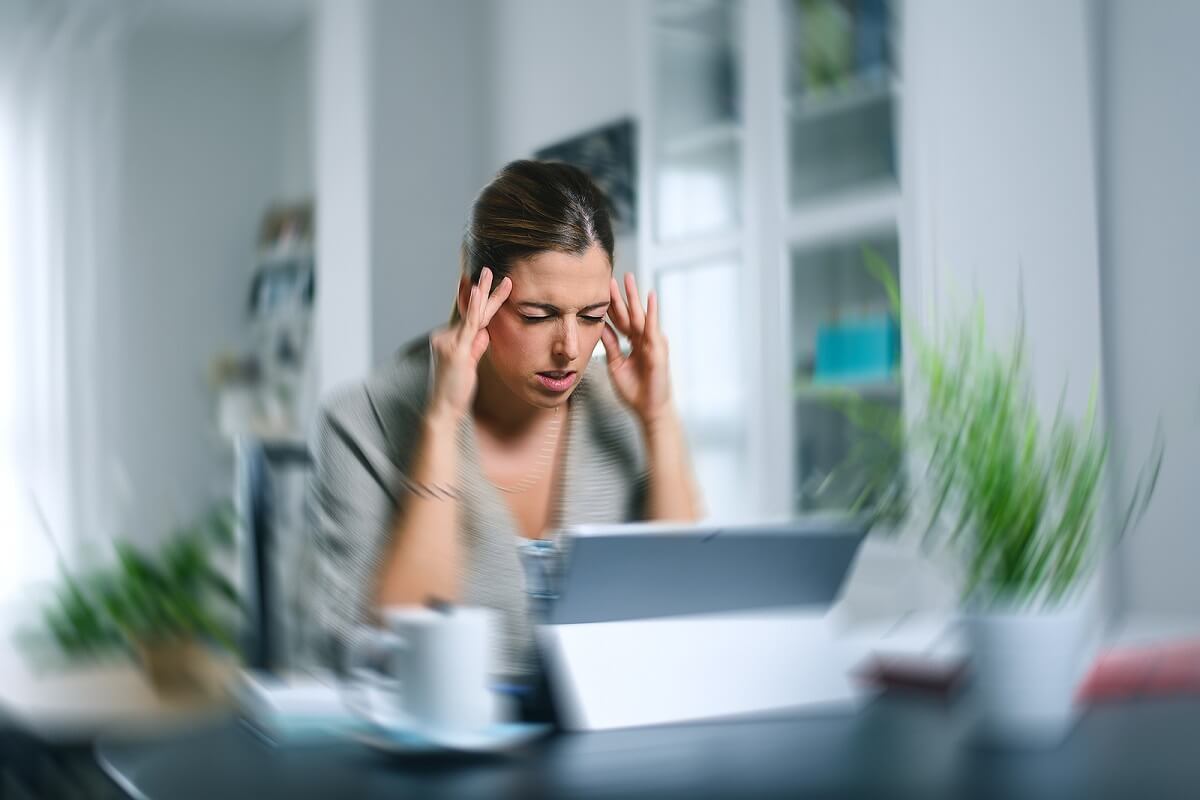 Mujer con vértigo en su casa.