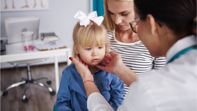 Niña en el consultorio médico.