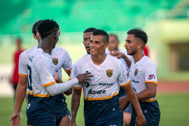 Jugadores de los Guerreros del Club Atlético Pantoja tras marcal un gol ante el Atlético San Cristóbal Jugadores de los Guerreros del Club Atlético Pantoja tras marcal un gol ante el Atlético San Cristóbal