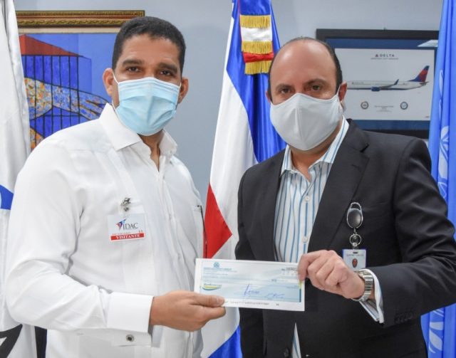 El director general del IDAC, Román E. Caamaño y el presidente de Fedombal, Rafael Uribe Vásquez. (1)