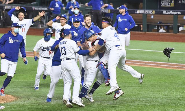 Jugadores de los Dodgers celebran la corona de la Serie Mundial.