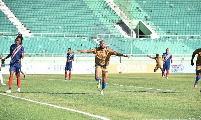 Domingo Peralta celebra uno de sus dos goles ayer para O&M, en el primer partido de la final de la LDF.