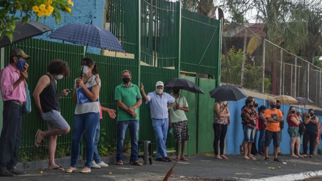 Serrana, una fila de gente para ponerse la vacuna contra la covid-19.
