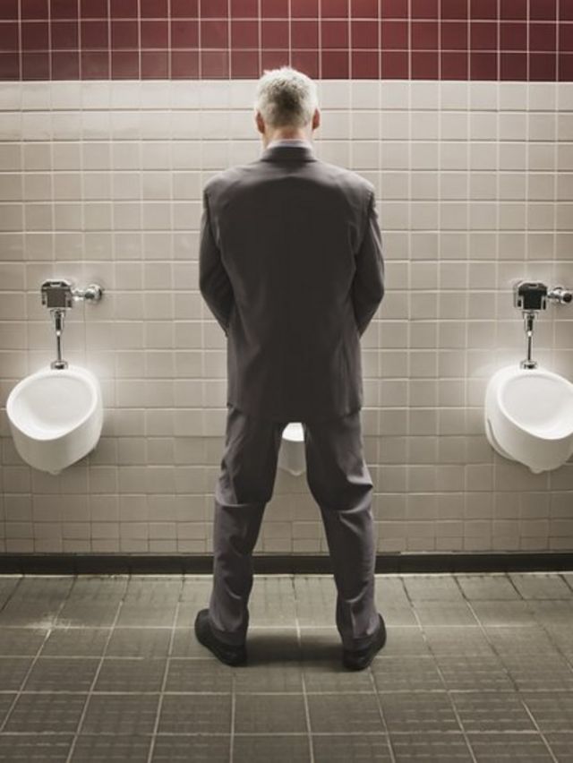 Hombre orinando.