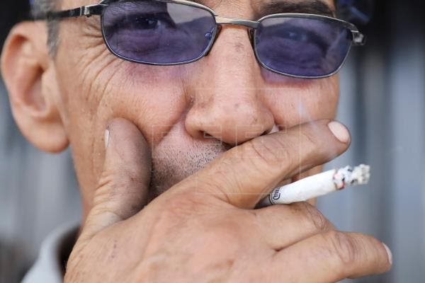 Hombre fumando un cigarro