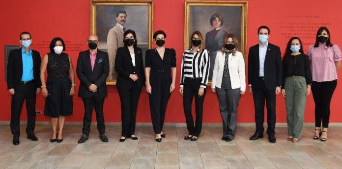 Representantes de la Fundación Eduardo León Jimenes, Centro León y Aeropuertos Dominicanos Siglo XXI.
