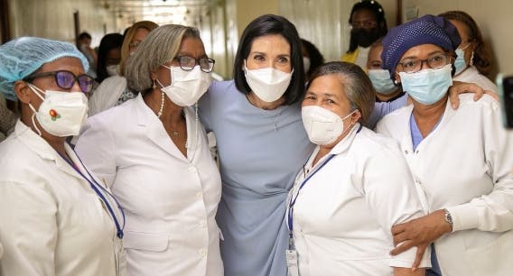 Primera Dama junto al personal de salud del centro.