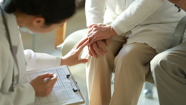 Una mujer consultando a una médica