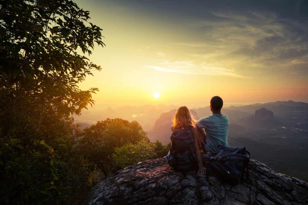 Pareja viendo un amanecer
