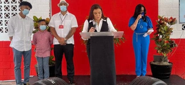 Sus propietarios Carlos Luis Hernández y Karina Gómez durante la inauguración.