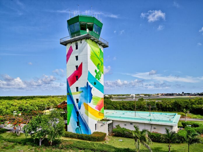 Torre de control del aeropuerto Punta Cana se convierte en obra de arte con nuevo mural