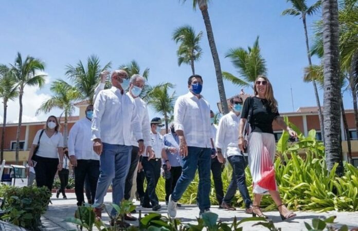Collado verifica junto a Encarna Piñero remozado hotel que abrirá en Punta Cana