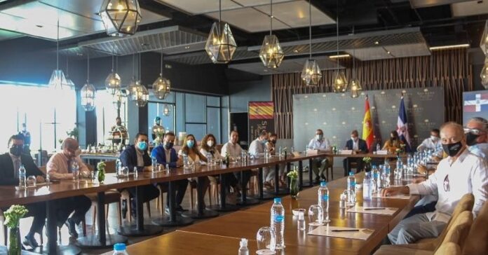 Embajador de España en RD aborda recuperación turística con grupos hoteleros