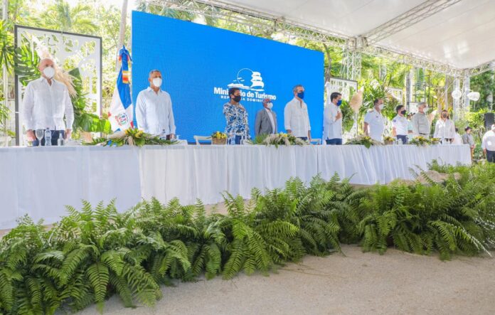 Abinader da inicio a obras para impulsar turismo en playa Las Galeras en Samaná