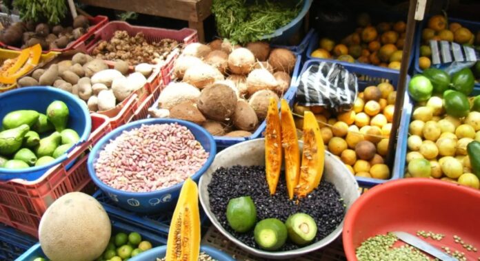 Comerciantes se quejan por alza canasta básica