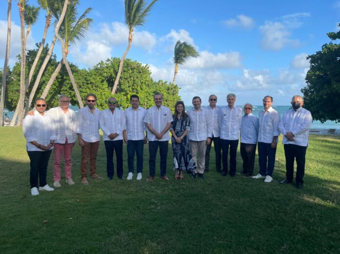 Abinader brinda por el turismo con Asonahores en Punta Cana