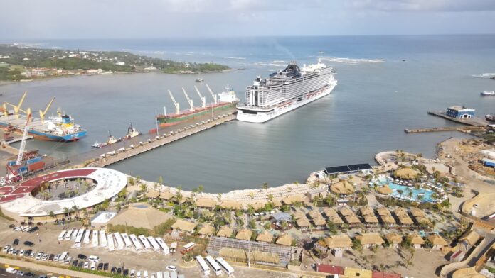 Abinader resalta empuje económico del muelle turístico Taino Bay