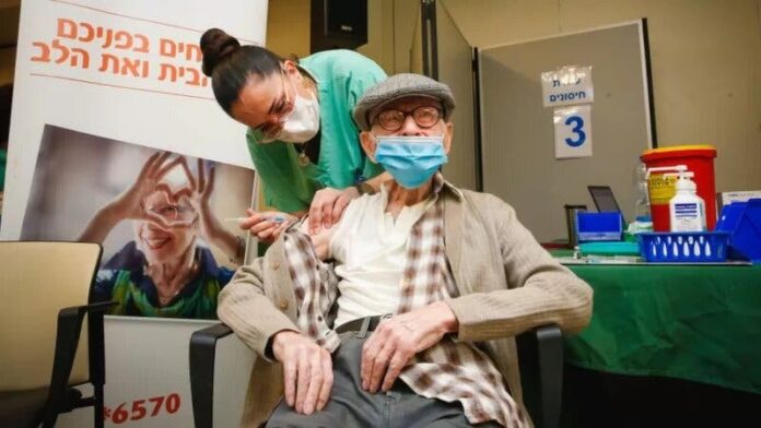 Ómicron: expertos en Israel recomiendan una cuarta dosis de la vacuna