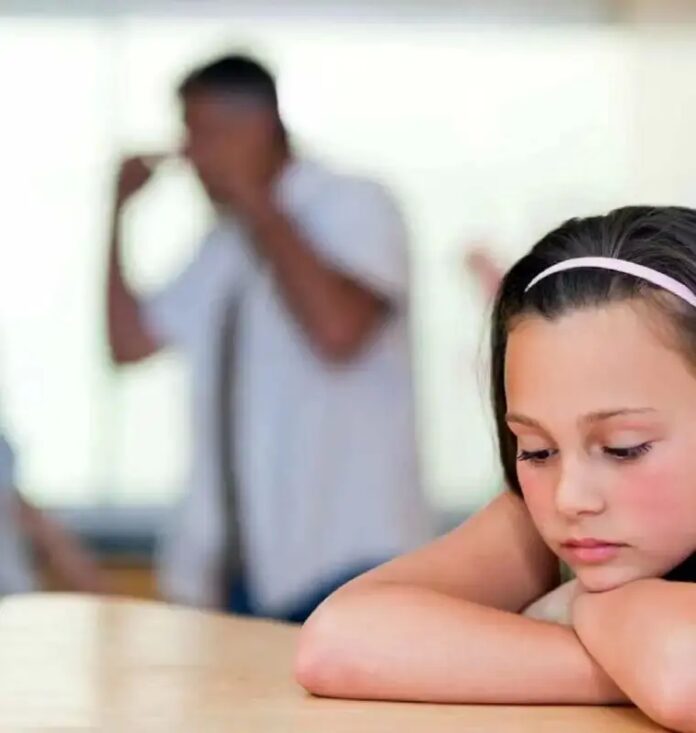 Por qué cada vez hay más hijos que cortan la relación con sus padres para mejorar su salud mental