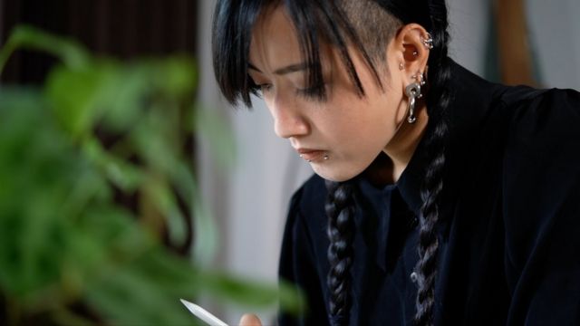 Soe-Myat dibujando