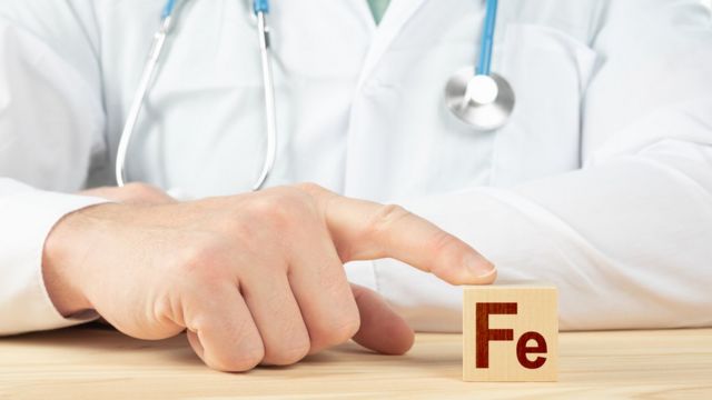 Doctor con símbolo Fe