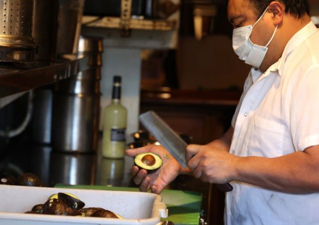 Jorge Granada pepara guacamole en el restaurate mexicano Tommy's de San Francisco, California, el 9 de febrero de 2022.