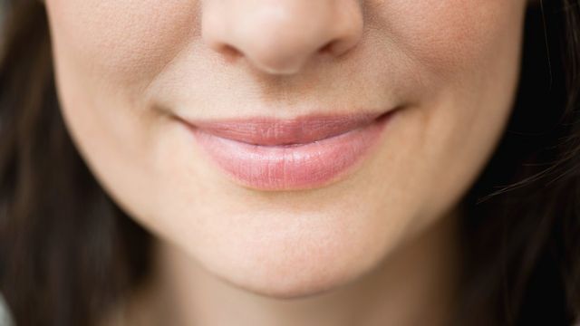 Labios de una joven sonriendo