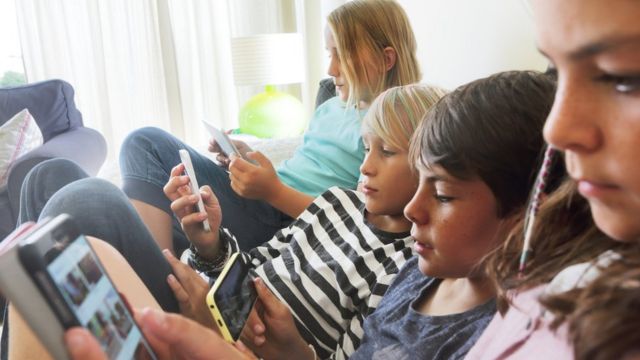 Niños con móviles