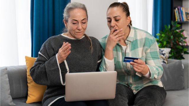 Mujeres comprando por internet