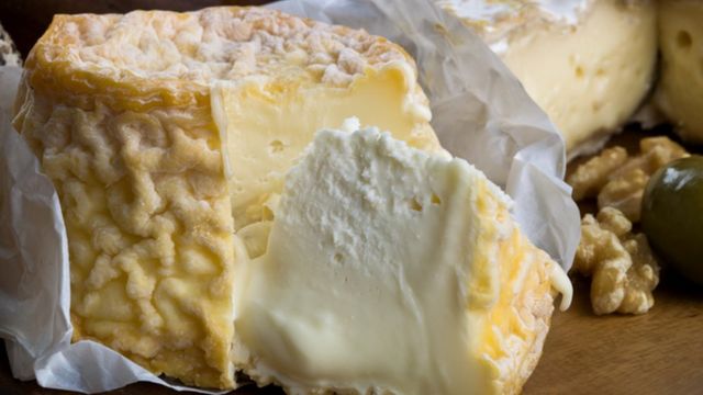 Una bandeja de quesos cremosos