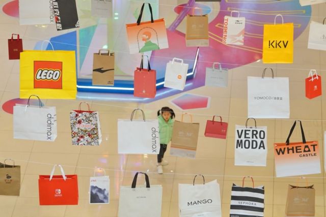 Corredor de un centro comercial con miles de bolsas colgadas en Yantai, provincia de Shandong, en el este de China, 2023.