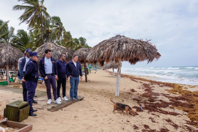 Collado afirma «marcha bien» el remozamiento de playas en el país