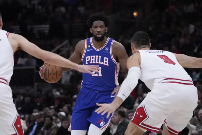 Joel Embiid sale con una tensión leve en la pantorrilla derecha