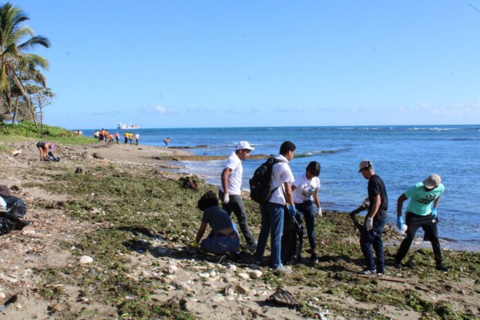 Puerto Plata: realizan amplia jornada de limpieza de playas