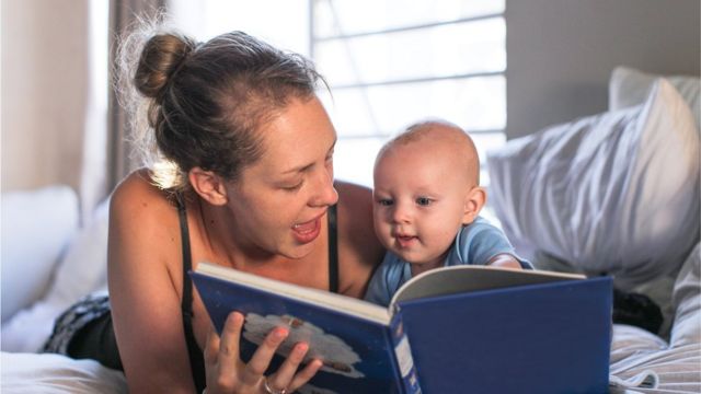 Bebé y libro.