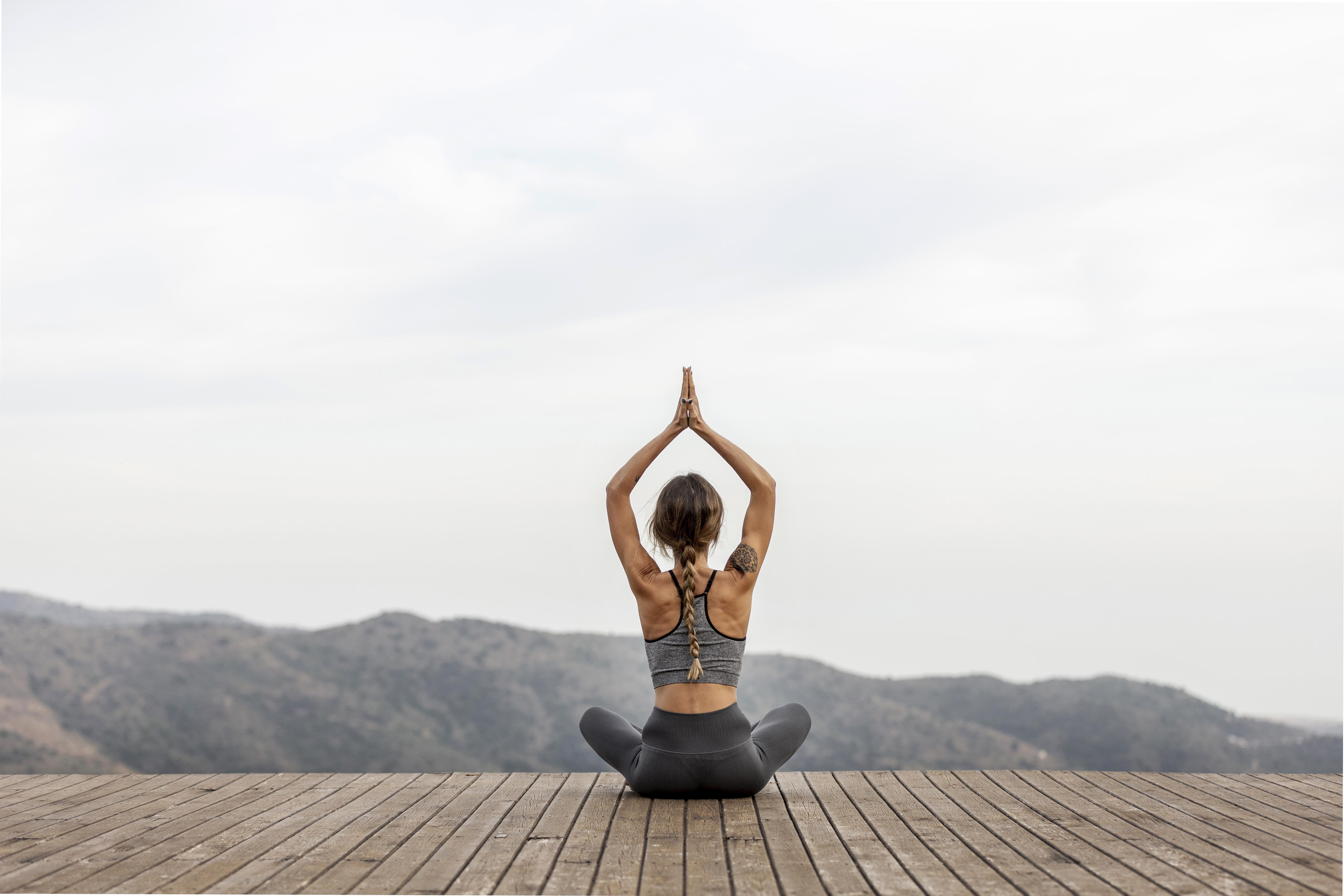 Además de las endorfinas, el yoga y la meditación también pueden influir en la liberación de otros neurotransmisores y sustancias químicas en el cerebro, como la serotonina y la dopamina (Freepik)