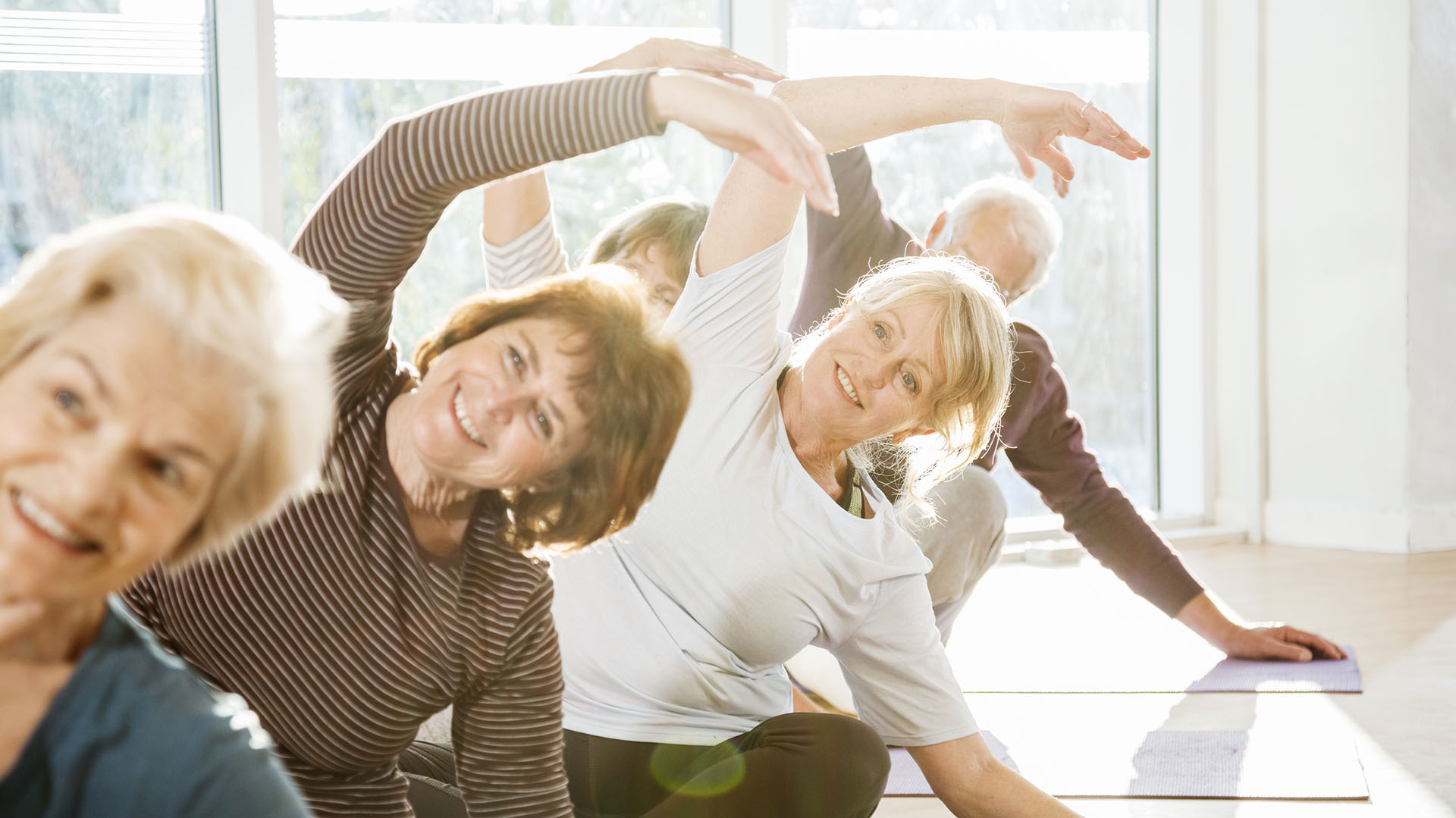 Los efectos del yoga sobre el sistema hormonal favorece a las mujeres en la postmenopausia (Getty Images)