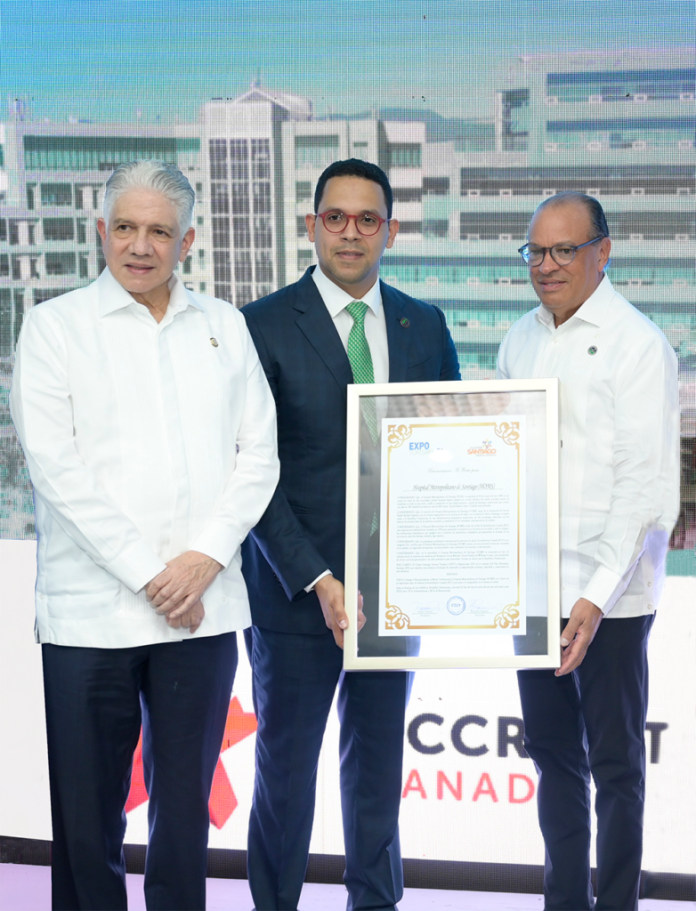 HOMS recibe reconocimiento por aportes al turismo de salud en Santiago
