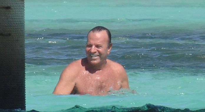 Julio Iglesias vive «muy tranquilo» en Punta Cana