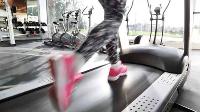 Mujer en una máquina para correr.