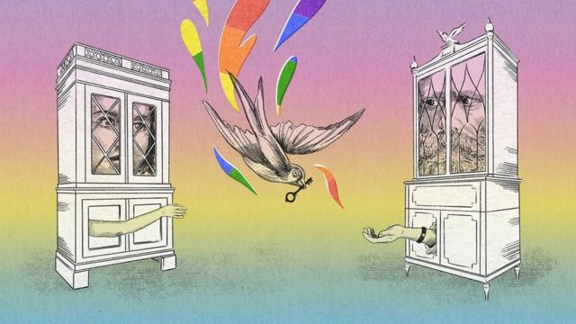 Ave con colores del arcoiris con una llave al lado de dos closets.