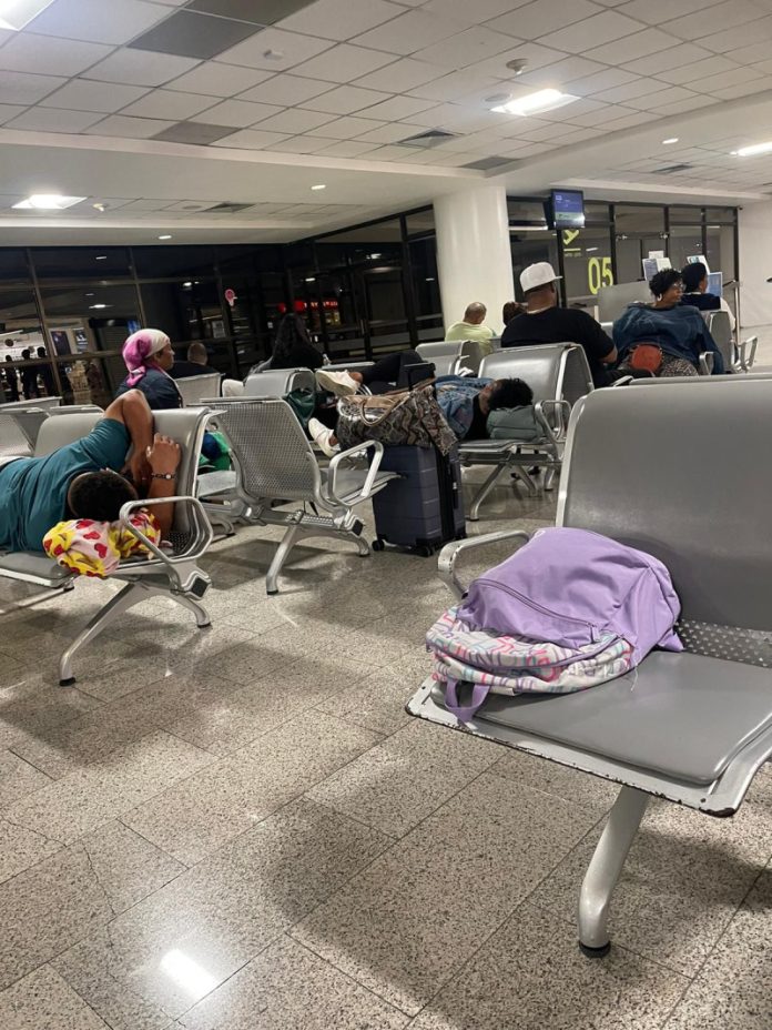 Se agudizan retrasos de JetBlue: pasajeros llevan días varados en Puerto Plata