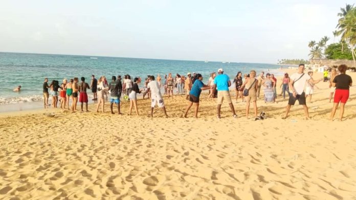 El papel «estelar» de turistas en Las Terrenas: hicieron cadena humana para sofocar incendio