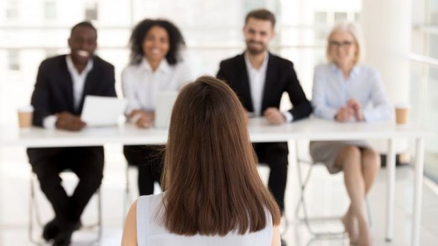 Mujer en entrevista de trabajo.