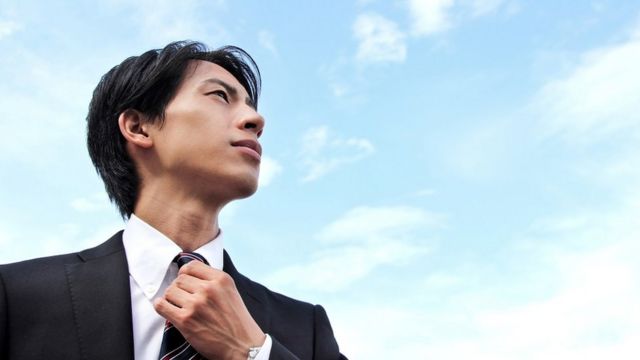 Joven vestido de traje y corbata.