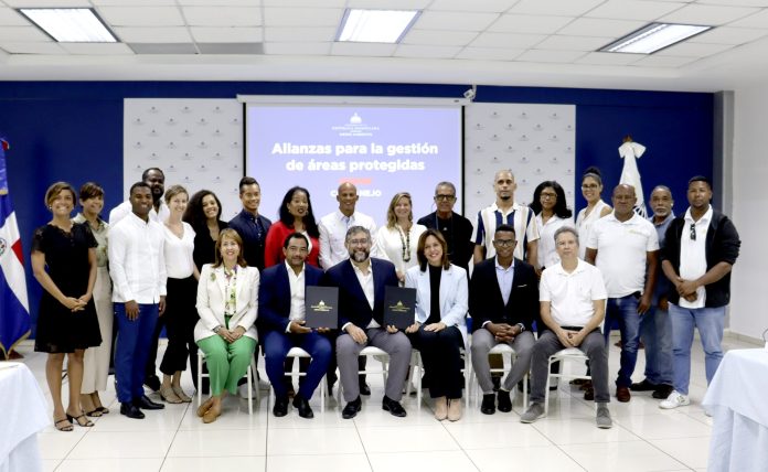 Medio Ambiente sella acuerdo para proteger la Laguna Cabarete y Goleta