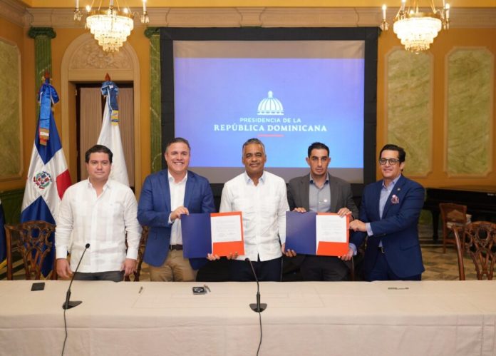 Se oficializa primer contrato para convertir el puerto Duarte de Samaná en terminal de cruceros
