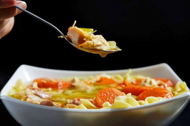 Plato de sopa de pollo